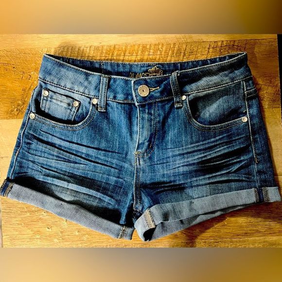 Women’s Almost famous denim jean shorts size 7 worn once or twice like new! - Picture 1 of 10